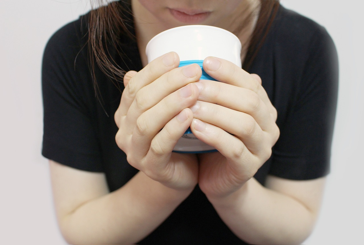 コーヒーを飲む女性