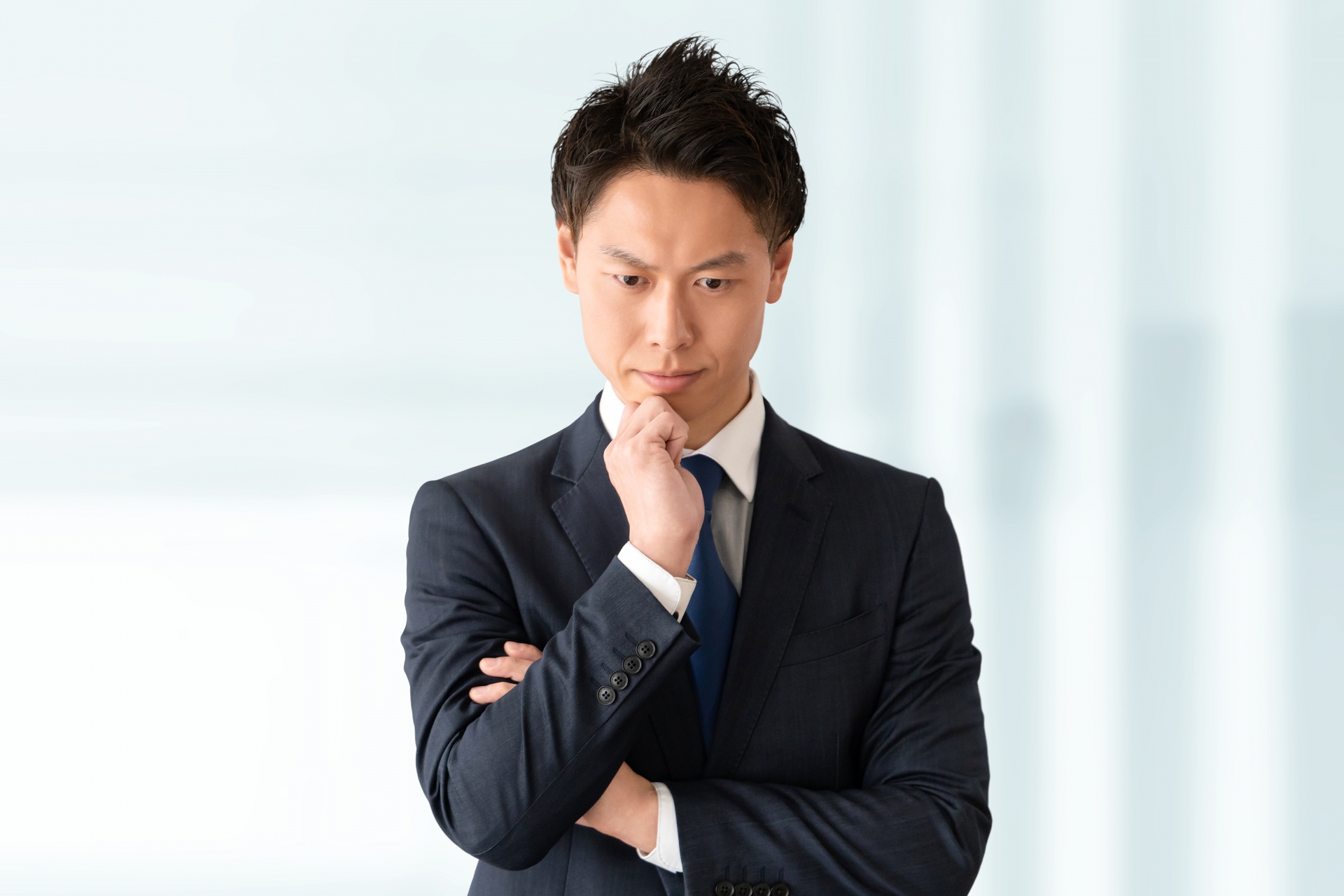 悩む男性